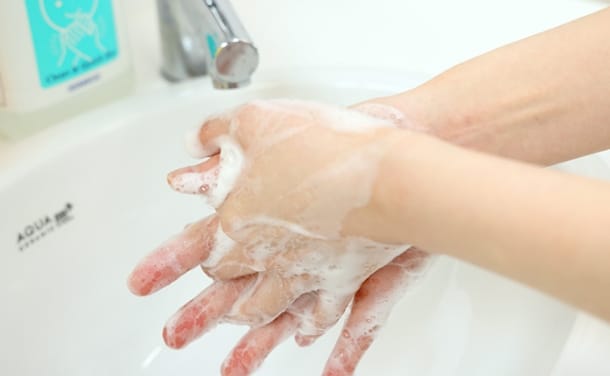 流水洗浄している手